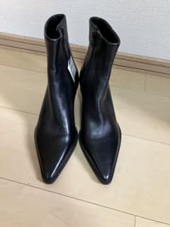 ZARAショートブラックレザー ポインテッドトゥブーツ22.5 未使用タグ付きのサムネイル
