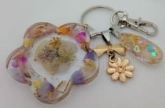 ハンドメイド レジン キーホルダー 押し花 チャームのサムネイル