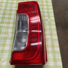 ダイハツ　タント　2017年式　LA610  右テールランプのサムネイル