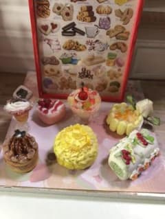 ホールケーキとたっぷりフルーツのパフェのサムネイル