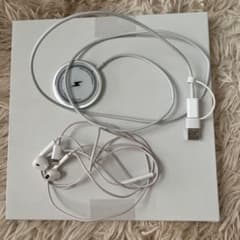 ワイヤレス充電器とイヤフォンセットのサムネイル