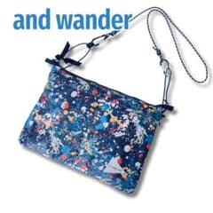 and wander スプラッタープリントサコッシュ A4収納 総柄 プリント