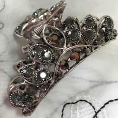 【お値下げ✨】ビジュー付きヘアークリップのサムネイル