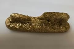 金色のイノシシと小動物の置物　文鎮のサムネイル
