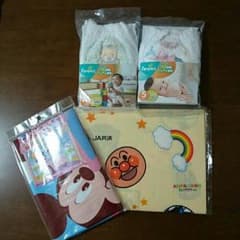 オムツS,Mサイズ 2枚ずつ＆レジャーシートのサムネイル