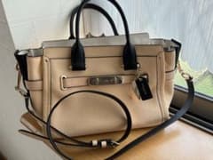 【美品】COACH スワッガー 27キャリーオール ハンドバッグのサムネイル