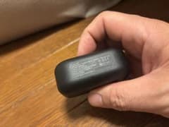 AVIOT ワイヤレスイヤホン R側と充電ケース ブラックのサムネイル