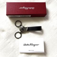 新品未使用Ferragamoフェラガモキーリング キーホルダー 黒レザーのサムネイル