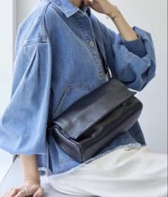BEARDSLEY (ビアズリー)レザーボディバッグのサムネイル