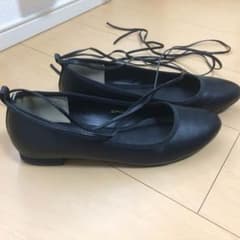 黒 紐付きパンプスのサムネイル
