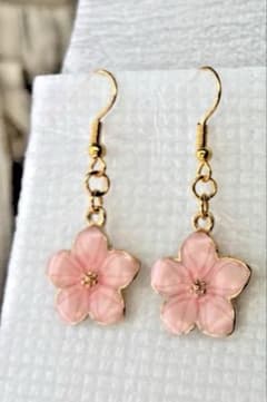 即購入◎ 最終値下げ　レディース　揺れるイヤリング　桜　花　ピンク 金のサムネイル