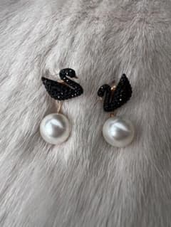 Swarovski black Swan ピアス イミテーションパール Swarovski black Swan ピアス イミテーションパール - メルカリ