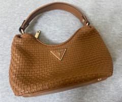 GUESS イントレチャート ハンドバッグ ブラウンのサムネイル