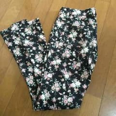 黒の花柄パンツ ウエスト67 中古品のサムネイル