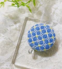 【大人の夏コーデに】刺し子ブローチ 紫陽花刺し×クリスタル 青デニム風 ギフトのサムネイル