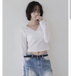 UNE MANSHION レース付きVネックトップスのサムネイル