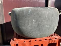 【骨董品】古銅製 三足双耳 瓶掛火鉢 扇面松竹梅 福寿彫刻 約6.1kgのサムネイル