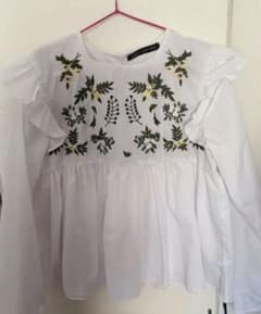 ZARA ブラウス トップス　ZARA  ボタニカル刺繍　花柄ブラウスのサムネイル