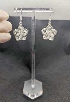 新品　フラワー型シルバーピアスのサムネイル