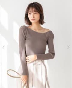 【新品タグ付】イレギュラーネック長袖ニット　モカのサムネイル