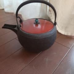 は*ま様 鉄瓶 四角蓋 鋳鉄製 茶道具 鉄瓶 鋳鉄製 松葉紋様 朱色蓋 茶道具 - メルカリ