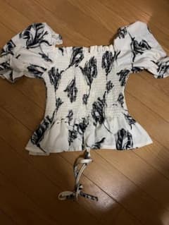 モノトーン 花柄 パフスリーブ トップスのサムネイル