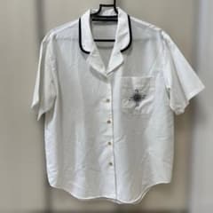 Short-sleeved shirt, white, with compass embroidery and piping.