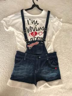 Tシャツとサロペットのサムネイル