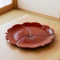 お盆の時期に】漆塗り 蓮の花を模した彫刻 輪花盆 木製トレイ CU-30