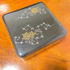 重箱 漆器 菊文様 黒塗 朱塗 骨董品のサムネイル