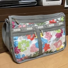 レスポートサックLeSportsac  ショルダーバッグ　ハイビスカス柄のサムネイル