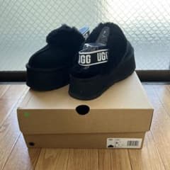 【美品】UGG アグ　ファンケット　厚底　サンダル　シープスキン　23cm  黒のサムネイル