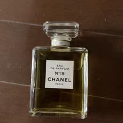 値下げしました。CHANEL N°19 EAU DE PARFUMのサムネイル