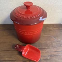 ル・クルーゼ ペットフードコンテナ スコップ付レッド - メルカリ