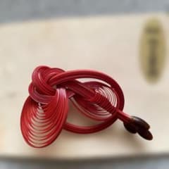 赤い竹工芸品ブローチのサムネイル
