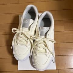 PUMA クリーム色 ローカットスニーカーのサムネイル