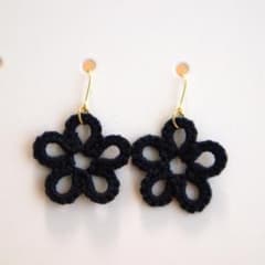 タティングレースお花ピアス 黒のサムネイル