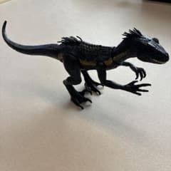 インドラプトル　恐竜　ジュラシックワールド　マテル　ヘルメット付きのサムネイル