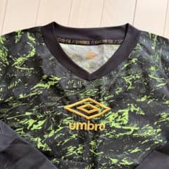 umbro グラフィック長袖シャツ 黒・緑のサムネイル