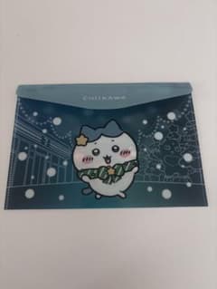 クリスマスコラボ　セブン×ちいかわ　フラットケース（ハチワレ）のサムネイル