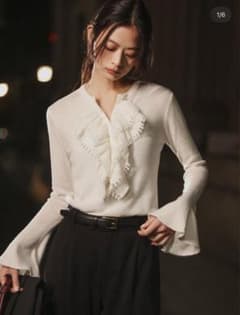 ［新品、未使用］anuans フリル付きホワイトニットトップス　タグ付き 新品、未使用］anuans フリル付きホワイトニットトップス タグ付き