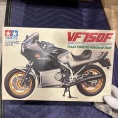 タミヤ 1/12 ホンダ VF750F フルカウル プラモデルのサムネイル