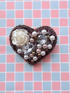 No.7 ビーズ刺繍 ハートブローチ　ハンドメイドのサムネイル