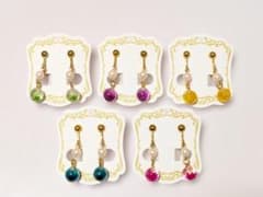 ​【まとめ割あり/お試し価格】小花とパールが揺れるイヤリング（選べる5色）のサムネイル