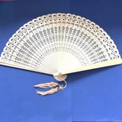 透かし彫り 扇子 ホワイト タッセル付き 透かし彫り 白檀扇子 タッセル付き - メルカリ
