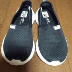 adidasのサムネイル