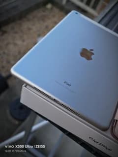 ipad(バッテリー100%)カバー付き(Wi-Fi + Cellular)のサムネイル