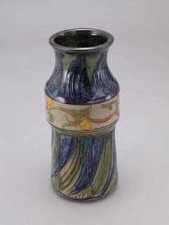 壺屋焼　三代仁王 小橋川つる子 作　呉須赤絵立型花瓶 壺屋焼三代仁王 小橋川つる子 作 呉須赤絵立型花瓶 - メルカリ