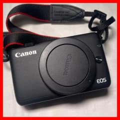 Canon ミラーレス一眼カメラ EOS M10 ダブルズームキット ブラックのサムネイル