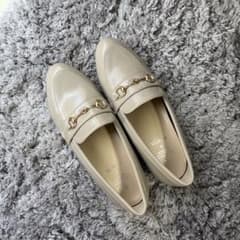 HARTTA ベージュ ローファー ゴールドチェーンのサムネイル